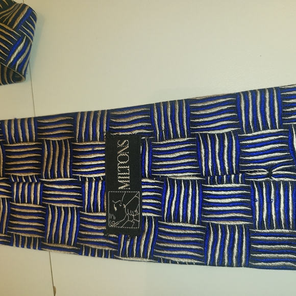 Milton Men's Neck - Picture 2 of 2